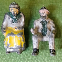 siddende mand kone metalfigurer gult forklæde gammelt legetøj